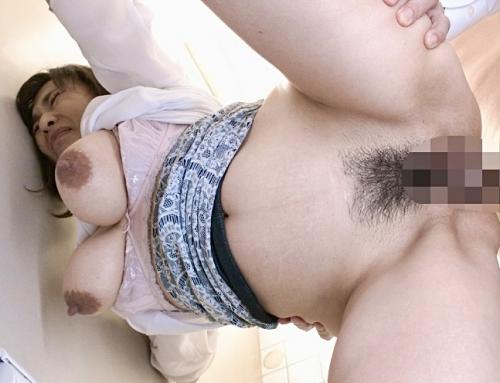 ＜五十路人妻熟女＞初めての痴漢に動揺爆乳五十路美魔女！不自然にお尻に当たる手に違和感膣内射精レイプ