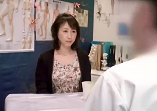 ＜痴漢整体＞お上品な五十路美魔女！悪徳整体羞恥の放尿をさせた！潮吹き失禁お漏らし人妻熟女に激ピストン中出し！