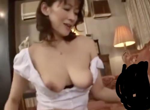 ＜母子相姦＞四十路美魔女ママ息子の巨根に興味津々フェラチオ！息子の顔面にお股を擦りつけ近親相姦！