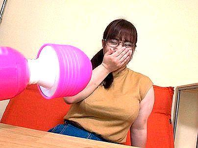 ＜スーパー店員！＞豊満ムチムチエロい体爆乳オッパイ真面目そうな清楚系店員！デンマでオマンコ刺激されちゃう！