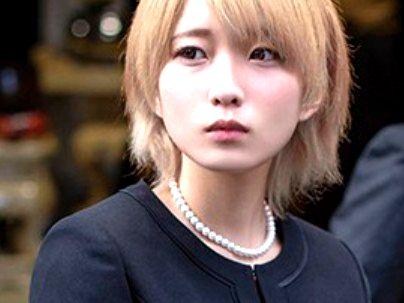 ＜輪姦セックス！＞ショートカット金髪ギャル喪服姿女子人妻が久しぶりの友達たちに犯されレイプされるぞ！！！！