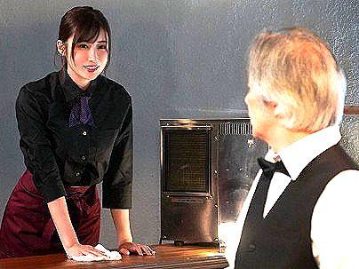 ＜藤森里穂！＞お店の経営難のお店の店長！爆乳アルバイトが体で慰めちゃう無料エロ動画！