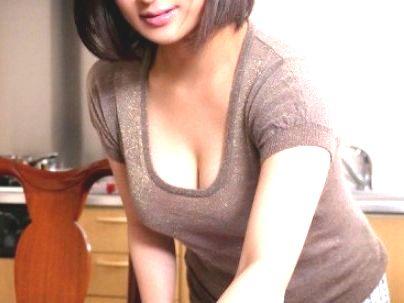 ＜友達の母親！＞滅茶苦茶エロい体の友達のママに我慢限界で勃起率１００％に・・・