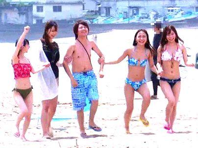 ＜マジックミラー号！＞ギャルたちが海水浴で見つけた素人の男をギャルナンパしてえちえち楽しんじゃう！！！！！