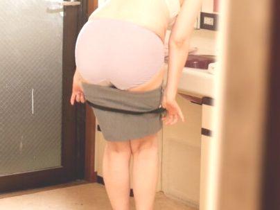 ＜翔田千里】！＞「え？ダメよ…こんなこと」ダサい下着の奥さん！息子の友人が興奮してしまい・・・