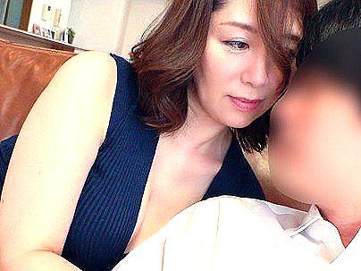 ＜翔田千里！＞滅茶苦茶エロい体の色っぽい感じのママ！淫乱で童貞君相手にエチエチ！