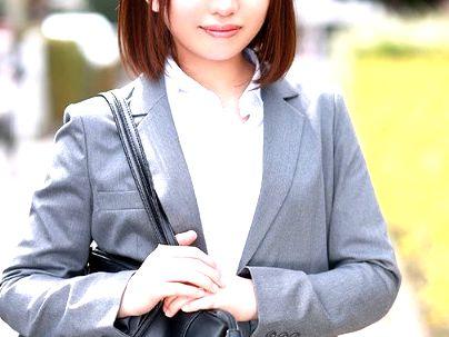 ＜AVデビュー！＞「クッソ、かわええＷ！」笑顔が最高の旅行代理店勤務女子！ＡＶ出演初撮り決めちゃう！