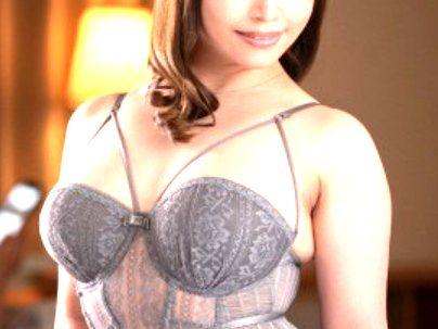 ＜彼女の母親！＞豊満ムチムチエロい体のお母さんが娘の彼に興奮してしまい・・・
