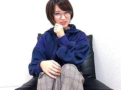 ＜文系女子！＞メガネかけてる真面目そうな清楚系インドア女子！デンマでオマンコ刺激カンジチャウゾ！