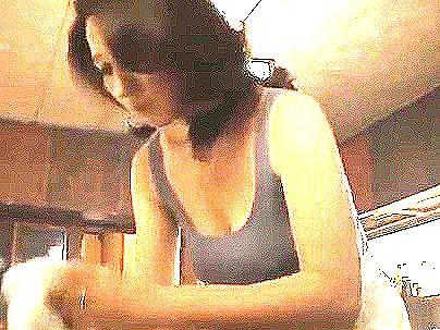 ＜近親相姦！＞豊満ムチムチエロい体の爆乳おっぱい乳首ポッチ奥さん！息子のオチンポが我慢できずにエロ行為！
