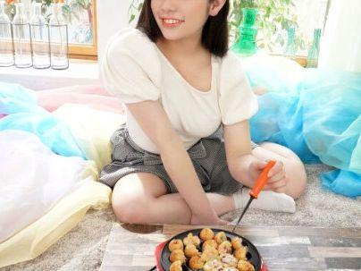 ＜AVデビュー！＞「めっちゃ！かわええＷ！」笑顔が最高のたこ焼き屋の看板娘が・・まさかのＡＶ出演初撮り決めちゃう！