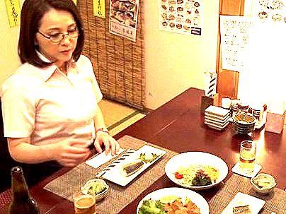＜女上司！＞憧れていた上品な感じのおくさんヒトヅマ！男女の関係に発展シチャウゾ！