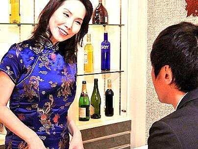 ＜山口珠理！＞上品な感じの美魔女オバサンスナックママ！チャイナコスで枕営業頑張るぞ！