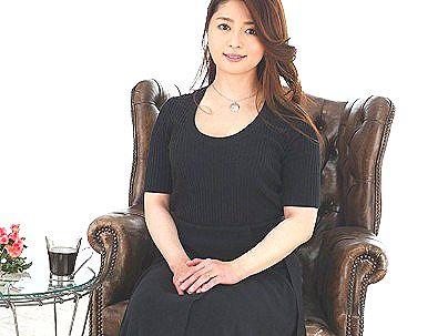 ＜AVデビュー！＞色気ムンムン上品な感じの三十路すぎ奥さん人妻！ＡＶ出演決め込んじゃう！！