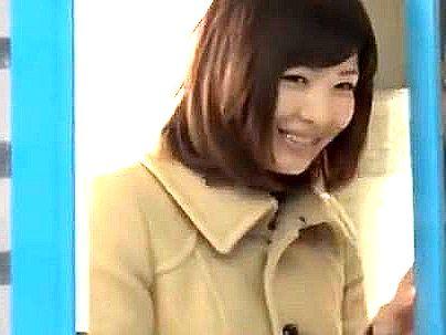 ＜マジックミラー号！＞童貞くんのオナニーのお手伝い！？上品な感じの奥さん人妻がＭＭ号でエロ行為に・・・