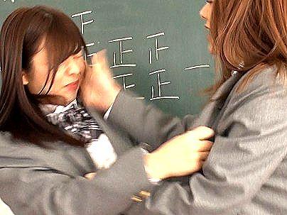 ＜義理姉妹！＞仲が悪い両親の再婚で姉妹に...親にバレないようにレズビアンバトルしちゃう！