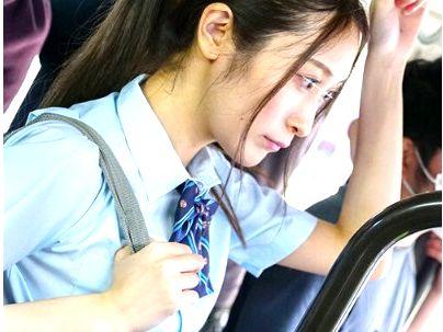 ＜集団痴●！＞「お尻ダメ…」スリムな体の可愛い制服女子！痴漢行為もだえカンジチャウゾ！
