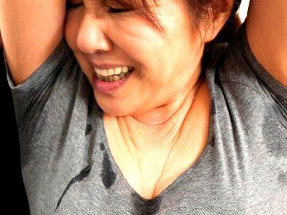 ＜川畑千代子！＞「だめ、汗臭いから…」ふくよかな完熟ママ美魔女オバサン！息子と禁断エロ行為に発展シチャウゾ！