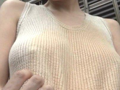＜乳首が浮きまくり！＞豊満ムチムチエロい体の奥さんが乳首が浮きまくりでヤバすぎちゃうぞｗｗｗｗ