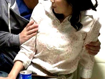＜盗撮！＞「恥ずかしい…わ♡」熟女を部屋に連れ込んで・・・なし崩し的エロ行為に持ち込んじゃう！