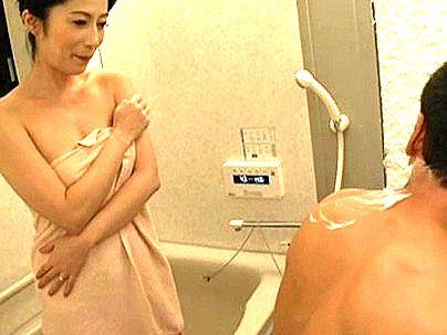 ＜義母！＞色気ムンムンの嫁のお義母さん！お風呂場にいきなり来てエロ行為に発展シチャウゾ！