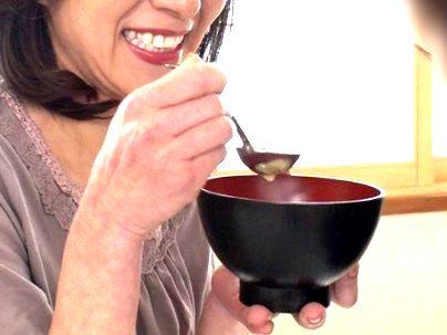 ＜義理の息子！＞性欲高め欲求不満の奥さんが看病をしてたら勃起したのでフェラとかヤバくないか！！！