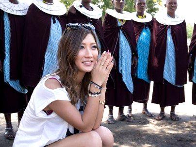 ＜原住民との青姦セックス！＞スレンダー細見カワイ子ちゃんＡV女優が原住民との青姦セックスしちゃうぞｗｗｗｗ