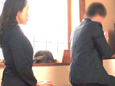 ＜未亡人！＞上品な感じのオバサン熟女が遺影の前で一人えっちオナニーシチャウゾ！！！！