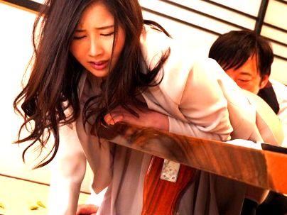 ＜出張接待！＞「ダメ、そこダメ…」上品な感じの人妻社員！旦那に内緒でエロ行為になるぞ！