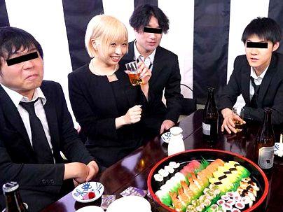 ＜喪服！＞「もっと飲むぞ…♡」ショートカット金髪爆乳ギャル妻！酔っぱらって乱交エロ行為に！