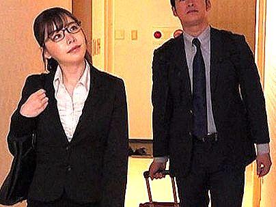 ＜深田えいみ！＞スタイル抜群巨乳オッパイの女上司と相部屋！新婚なのにエロ行為になっちゃう！