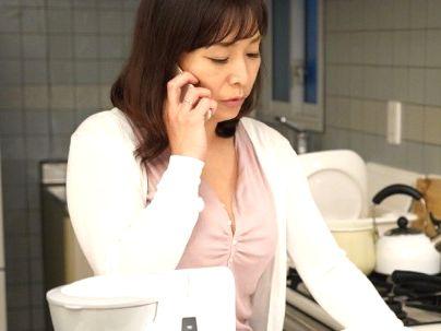 ＜絶倫息子！＞旦那がインぽで性欲高くて欲求不満のおくさんヒトヅマが息子のオナニーみて・・・・