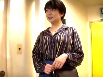 豊満な体の熟女奥さんがナンパされておっぱい見せちゃうぞｗ