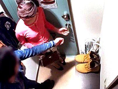 ＜熟女不倫！＞熟女を部屋に連れ込んで！バレないように隠し撮りエロ行為しちゃうぞ！