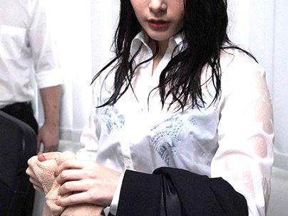 ＜ゲリラ豪雨！＞雨で濡れてしまった極女の美人お姉さん女上司とエロ行為に発展シチャウゾ！！！