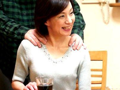 ＜義理の息子に！＞熟女のオバサンが義理の息子に性処理お手伝いしてくれちゃうぞ！！！