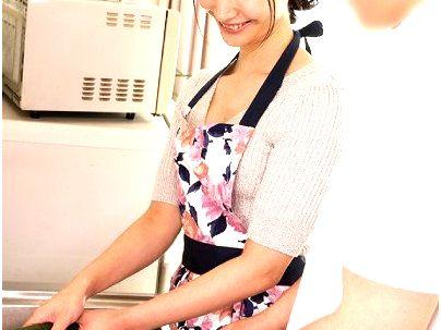＜ 熟女三十路！＞上品で優しい感じのスレンダー細身奥さん人妻が娘の彼氏と禁断行為にｗｗｗｗ