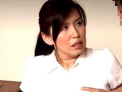＜家庭教師！＞教え毛の硬そうなオチンポ見て興奮！人妻熟女家庭教師がエロ行為に！
