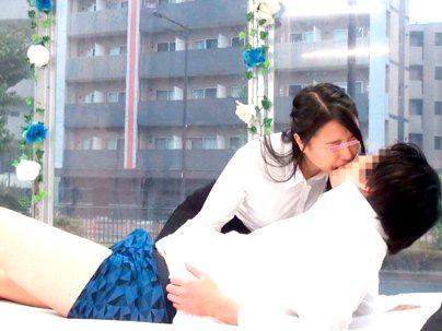 ＜同僚同士が密室で！＞美人ＯLさんがマジックミラーの中でエロ企画で大変なことに！！！！！！