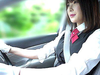 ＜タクシードライバー！＞スレンダー細身美乳オッパイ痴女ドライバー！お客品定めしてエロ行為に！
