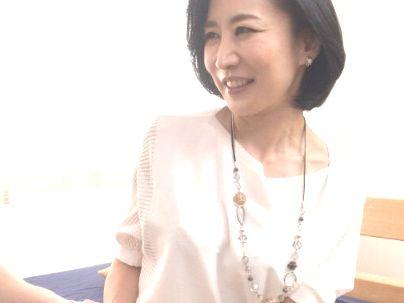 ＜瀬尾礼子！＞「50歳、うそだろ？」上品な感じの極エロ熟女！童貞君とエロキスシチャウゾ！