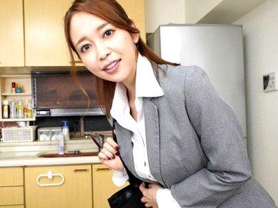 ＜足コキで暴発寸前！＞巨尻のエロカワイ子ちゃんが男のオチンポ足コキで暴発寸前！ｗｗｗｗｗ