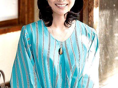 ＜初撮り！＞旦那とのセックスに満足できない上品な感じの美魔女オバサン！ＡＶ出演決めちゃうぞ！
