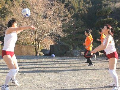 ＜合宿大乱交！＞性欲高め欲求不満のママさんバーレーおくさんヒトヅマが若い男に興奮シチャウゾ！！！！
