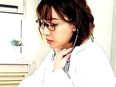 ＜深田えいみ！＞スタイル抜群巨乳オッパイセクシー先生！患者のオチンポフル勃起確定にしちゃう！