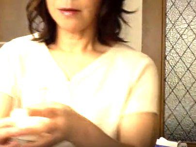 ＜熟女！＞スレンダー熟女のおばさんが性欲高まり我慢限界でオナニーシチャウゾｗｗｗｗ