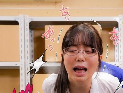 前から好きだったコンビニバイトの地味子が…チャラ男と夜勤に入った途端にビッチに変身！