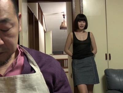 自分の親にその身を捧げてしまう従順な娘たち…