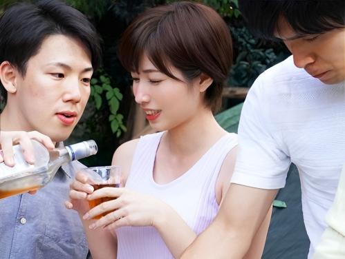 キャンプイベントに夫と参加した美人妻が…泥酔させられテントの中で乱交レイプされる衝撃映像！イカされ過ぎてメス堕ちしていく