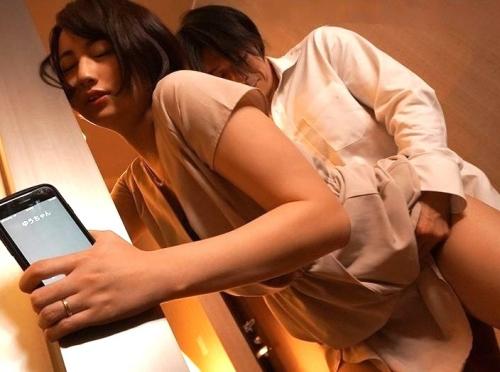 『もう帰らないと…んああッ♥』同窓会に行った妻に連絡しても既読がつかない！不倫セックスで寝取られ他人棒でイキ狂う美人妻